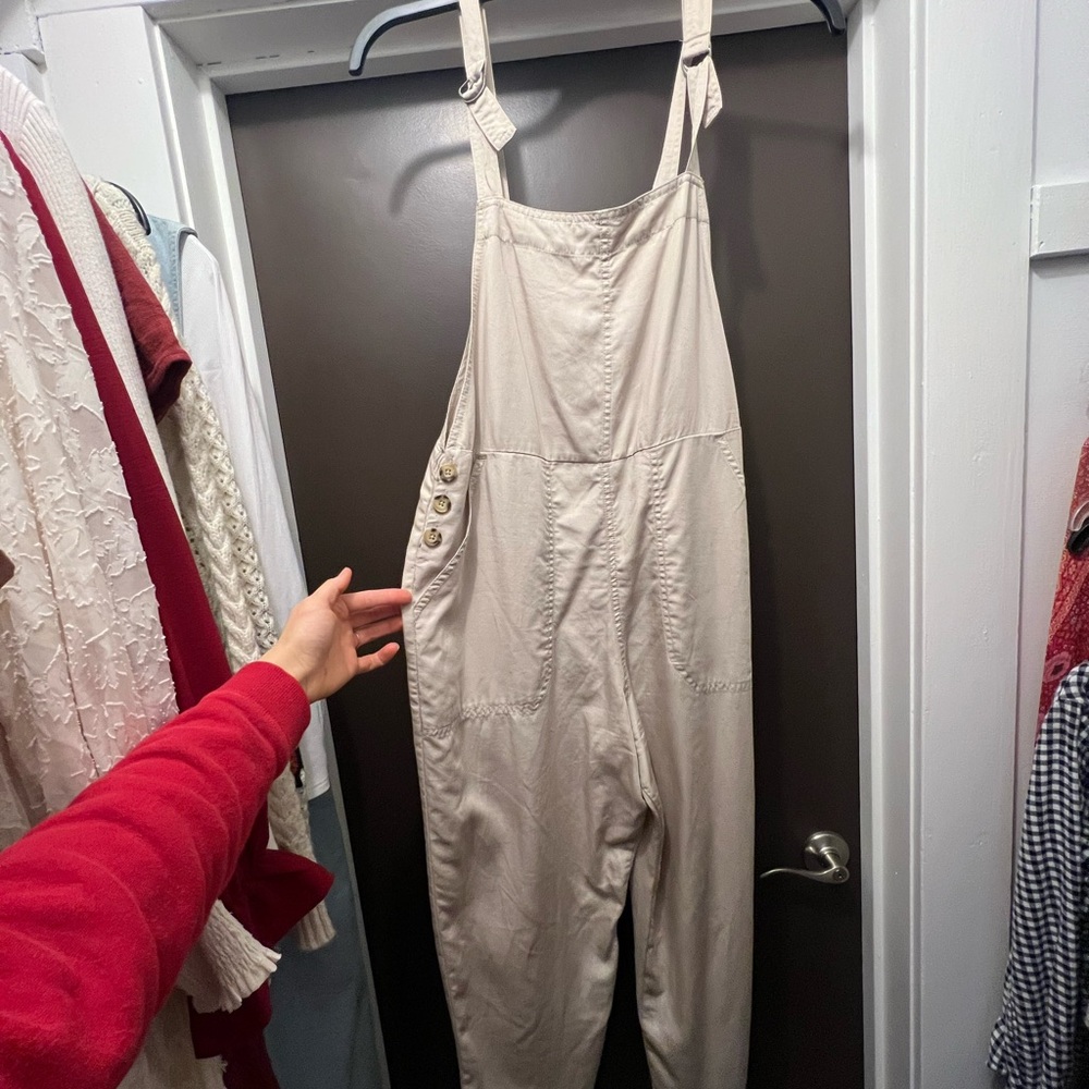 Abercrombie & Fitch overall/romper 
Size: S
Tan/beige with brown button